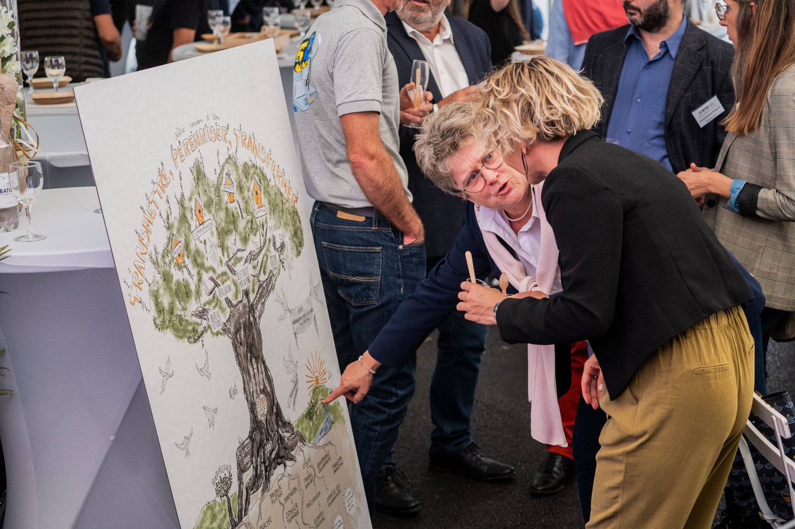 Tableau souvenir : invités signent l'arbre 50 ans